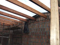 Nad garażem będzie strop drewniany.