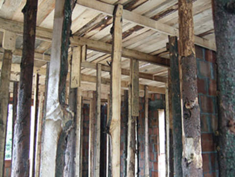 Stemple podtrzymujące szalunek stropu.