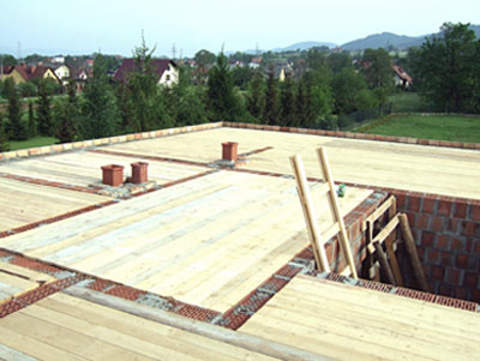 Szalunek gotowy. Wkrótce zostanie ułożone zbrojenie płyty żelbetowej.