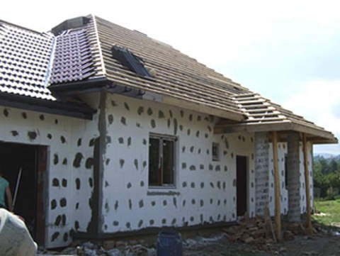 Dach powoli zaczyna pokrywać się dachówkami.