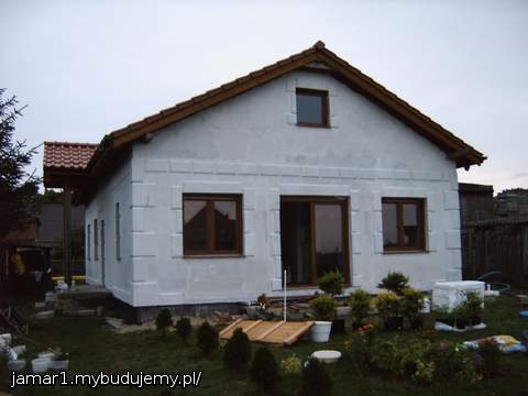 narazie jest tylko pomalowane podkladem bo nastepnym etapem bedzie polozenie roltynku