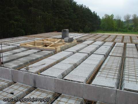 maj 2010: ułożony strop teriva i zbrojenie