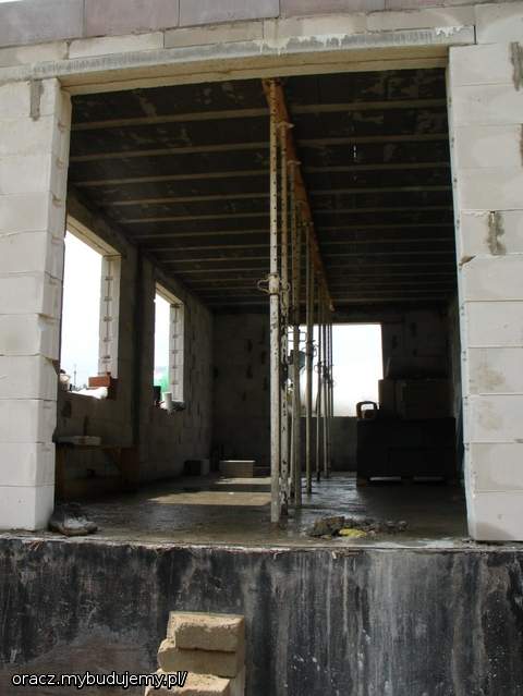 maj 2010: po położeniu stropu nasz piękny jasny salon przeszedł do historii i stał się ciemny i ponury.