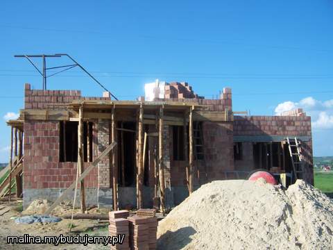 z przodu - już stawiają się ścianki kolankowe