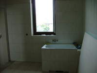 wanienka na pranie itd. obok miejsce na pralke