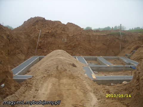 PIASEK NA WYRÓWNANIE ,,DZIUREK ,, W PIWNICY