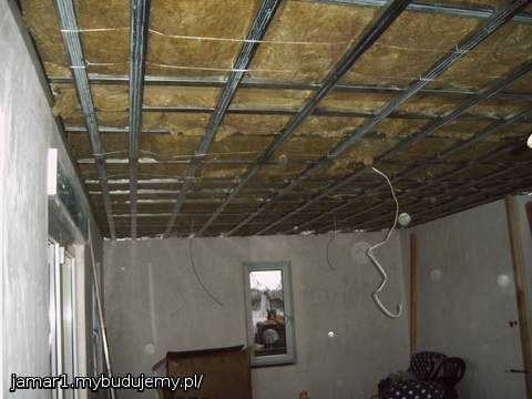 chociarz ma dach ocieplony to tu dalem terz welne zeby wygluszyc podasze