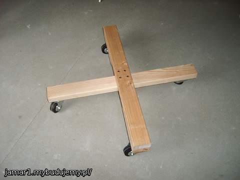 koledzy zadzwonili ze dzisiaj nie maja czasu mi pomoc przy kladzeniu regipsow na suficie i to mnie zmobilizowalo do zbudowania maszyneri  dzieki ktorej bede mogl samodzielnie to zrobic