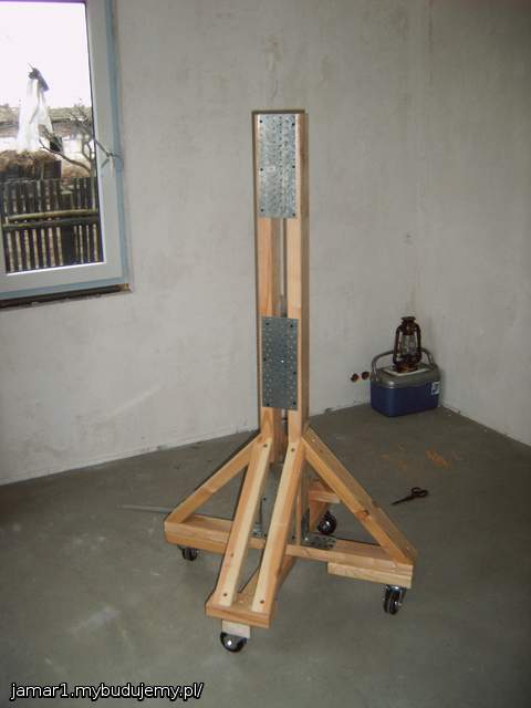 i tak z materialow dostepnych na budowie zaczelem skladac maszynerie