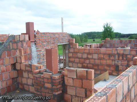 widok na klatkę schodową, komin po lewej i wejście do pokoju nad garażem