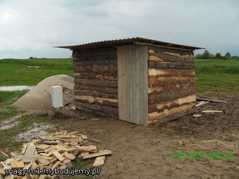 wiatka ma juz drzwi dach i kłodeczkę:)
