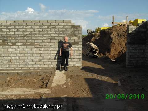 TATUS BOGUŚ POKAZUJE JAK WYSOKO JEST PIWNICA ,ŻE JEDNAK PO PYRY NIE BEDZIE TRZEBA SIE SCHYLAĆ;)