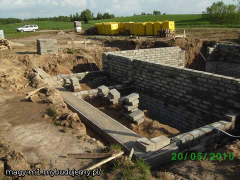 A TU Z BOKU BEDZIE WEJSCIE DO DOMU I MAŁA GARDEROBA;)