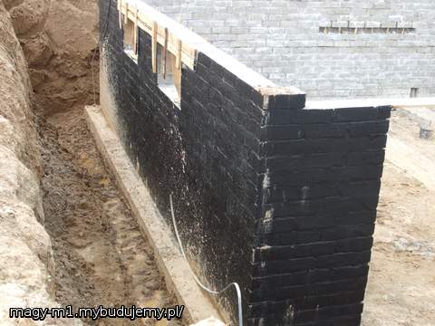 LEWA STRONA DOMKU OD WJAZDU DO GARAZU