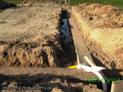 ŁAWY STAJNI DZIEKI TEMU TEZ PRAWIE BEZ WODY