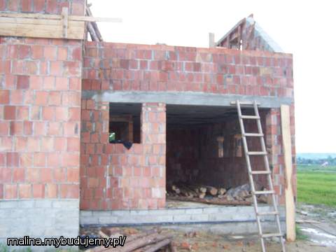 widok na garaż z przodu