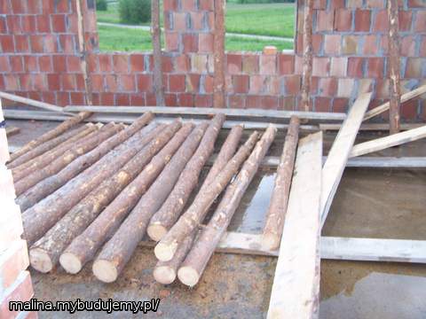 w pokoju nad garażem złożone stempelki, będą potrzebne na zalewanie drugiego stropu