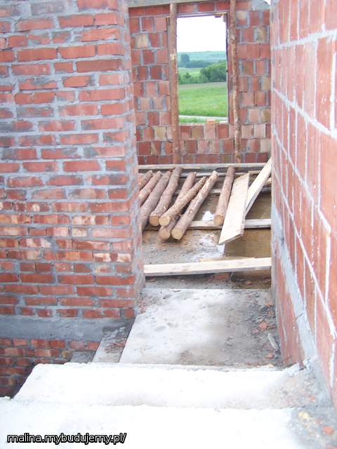 wejście do pokoju nad garażem i kawałek klatki schodowej