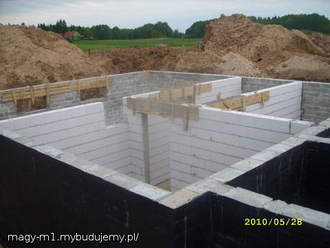 RZUT Z GÓRY NA PIWNICE OD STRONY PRAWEJ-WEJSCIOWEJ DOMU