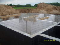 RZUT Z GÓRY NA PIWNICE OD STRONY PRAWEJ-WEJSCIOWEJ DOMU