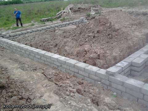 mlody biega po scianach