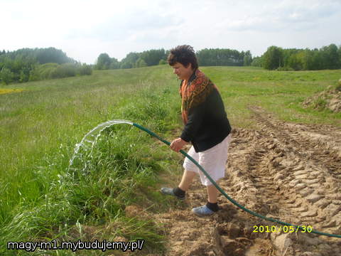 MAMUSIA MOJEGO LUBEGO JULIA POMAGA WYLAC NADMIAR WODY Z DRENAZU..