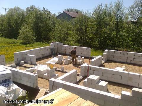 robota idzie do przodu