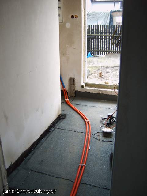 na to wszystko prszyszly jeszcze trzy warstwy styropianu o grubosci calkowitej 15 cm