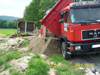 Wywrotka z piaskiem zasypowym