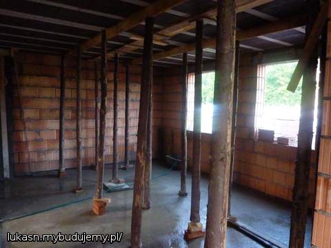 Z doswiadczenia wiem ze i tak zawsze sie w salonie okna zaslania, wiec po co 3 jak mozna 2 ;)