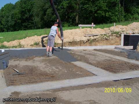 Lanie betonu (widoczne zbrojenia w kotłowni i na klatce schodowej)