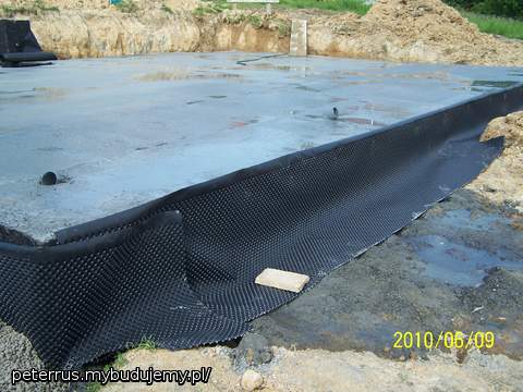 Folia kubełkowa wywinięta na ławy fundamentowe