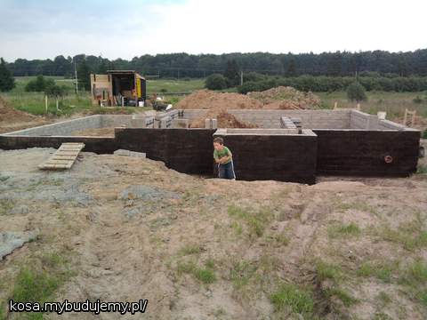 front domu z mlodym na czele