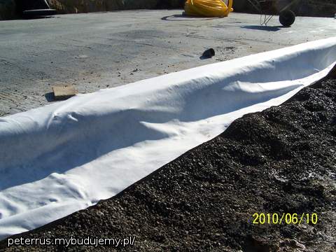 Geowłóknina przygotowana do owinięcia rury drenażowej