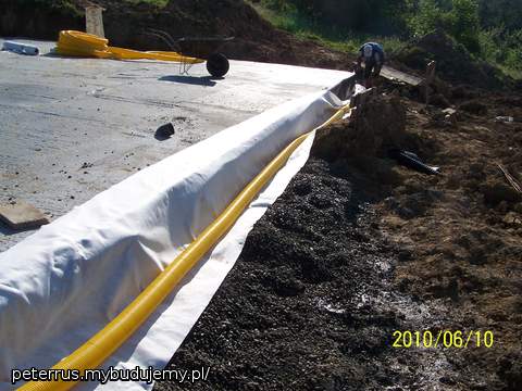 Owijanie rury geowłókniną