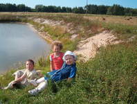 na działce, dzieciaki nad stawem