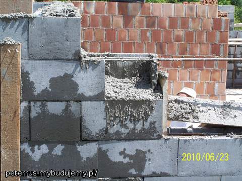 Zalewanie ścian piwnicy betonem dzień 23.06.2010