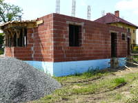 ocieplenie fundamentu i kamyczki na drenaż