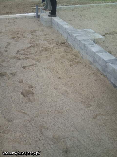 ZNALEZLI WODE W DOMU W GARAZU, ALE NIC Z TEGO ODBIORU NIE DOSTANIEMY, ZA DUZO DO TEGO PAPIERKOW, WIEC BEDZIE KOLO GARAZU, WAZNE , ZE JEST