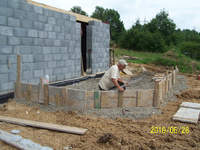 Szalowanie podłogi w pomieszczeniu pod tarasem