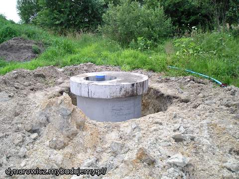 studnia to ta siwa rurka z niebieską nakrywką