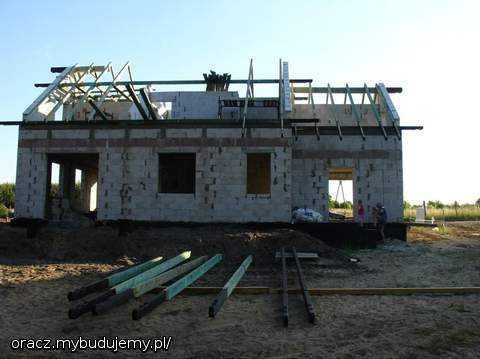 czerwiec 2010: wreszcie więźba!. Pierwszy dzień - impregnacja, drugi dzień - jak na zdjęciu.