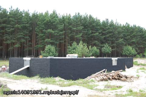 piwnica prawie gotowa i już zasłomowana