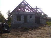 sciany z czescia dachu