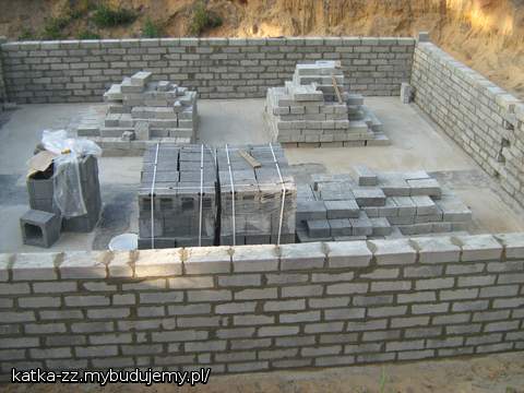 ściany piwnicy po I-wszm dniu murowania