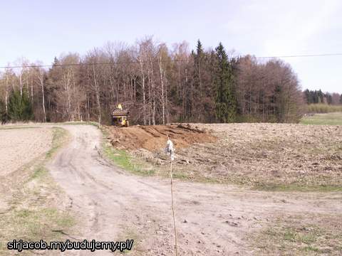 Wpierw przyjechała mała koparka ...