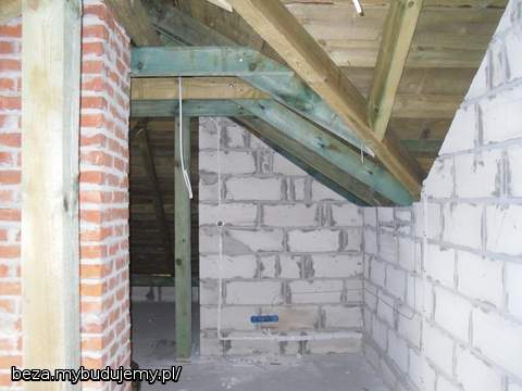 fragment pomieszczenia nad garażem, widok ze schodów