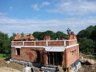 Pogoda tylko troszke spowolnila prace na budowie. Juz niedlugo bedzie mozna ukladac wiezbe.