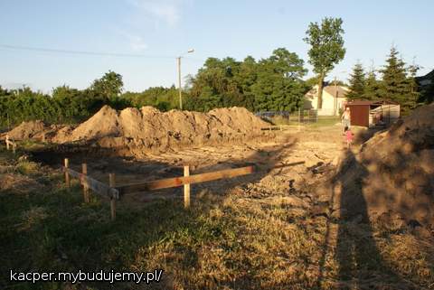 odkrywka koparką, a potem szpadelki w łapki i heya do kopania ław.