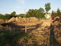 odkrywka koparką, a potem szpadelki w łapki i heya do kopania ław.